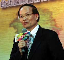 文建會主委陳其南期盼「2005交響音樂節」能引起民眾對交響樂的注意。