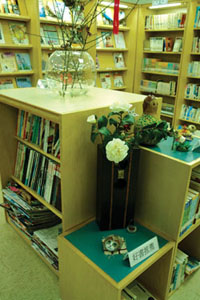 讀者做的手工藝品用來裝飾館中的書架