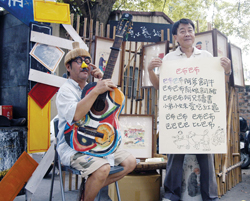 王灝(左)扮成小丑教小朋友唸唱台灣囝仔歌