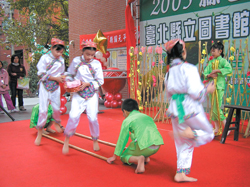 頭前國小也以舞蹈慶祝北縣圖生日
