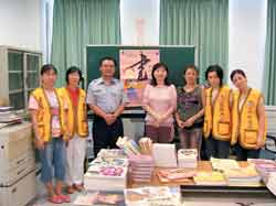 卑南鄉圖書館的好書交換活動也吸引警局志工的參與