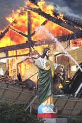 阪神大地震造成重大傷亡，鷹取教會也被祝融毀於一旦
