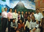 地方畫家李永豐帶領志工媽媽們彩繪圖書館