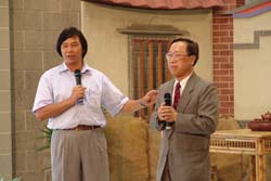 「台灣史望春風」主持人戴寶村(左)與李筱峰(右)