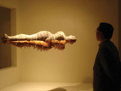 作品簡介《臉二》，懸浮空中的人體上切割的書與穿透身軀的筆身，陳龍斌藉此表現現代社會普遍資訊焦慮與迷失的狀態。