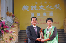 陳椒華會長代表環保聯盟從陳總統手中接下獎座。(侯聰慧攝)