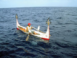 拼板舟達人夏曼‧馬多博士在海上釣飛魚的英姿。