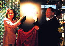 陳郁秀(左)為《好文化》空間揭牌。
