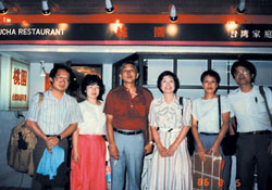 筆者1986年於東京與葉笛等人餐敘的合影。圖為黃英哲(左一)、葉迪(左三)、林銀(右三)、廖雲美(右二)、羊子喬(右一)。