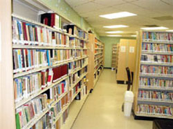 館藏約三萬冊，重複的書籍再轉贈到有圖書室的單位。