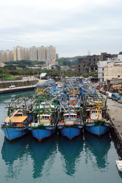 緊鄰漁港的長潭社區是－傳統漁村