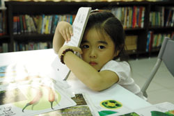 四歲的妞妞，最喜歡到圖書館玩圖卡