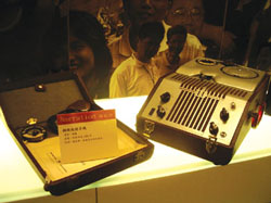 距今已60年的鋼絲收錄音機，還能正常使用