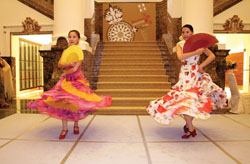 迷火佛朗明哥舞坊舞者，於「艾爾摩莎」開幕式中表演佛朗明哥舞蹈，用西班牙式熱情，邀請民眾踴躍參觀特展。(文建會提供)