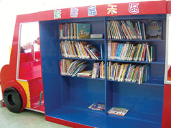 車子造型的書架讓小朋友從遊戲中享受閱讀