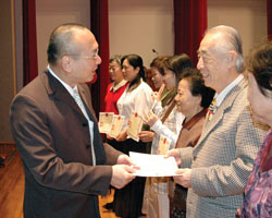 桃園市長蘇家明出席市民大學結業典禮，鼓勵市民終身學習。