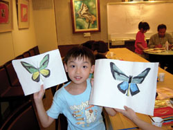 小朋友從昆蟲彩繪夏令營中認識蝴蝶(天使美術館提供)