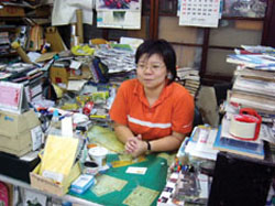 紀敏雄博士的外甥女余小姐，依然堅守在書局內，與本土文化為伴。