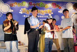 第二屆「超級蘭陵王」創意短劇大賽得主(右1)捐出部分所得，贊助戲劇推廣計畫。