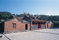 淡水鄞山寺為閩西永定客家移民所建的寺廟，外觀樸實，屋脊曲線優美。