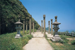 九份金瓜石礦山上的神社遺跡，品貌雙全只剩下幾根殘柱，但仍體現空間層次之美。