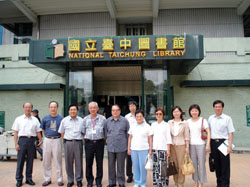 非公務鄉鎮圖書館參訪祝壽團在國中圖前合影，左五為王掁鵠教授