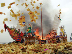 燒化王船，代表恭送千歲爺遊天河。