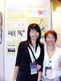 在IFLA年會中，淡江大學資訊與圖書學系研究所所長宋雪芳與研究生洪惠慈得到年度最佳海報。