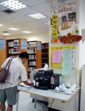 「咖啡哈一杯」讓海景與咖啡結合,讀者享受無限悠閒。