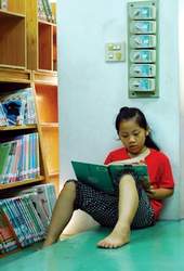 小女孩享受兒童閱覽室的童書