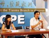 湯志偉(右)與妻子Irene(左)皆表示，「家裡投資頸部以上的東西，沒有限制。」