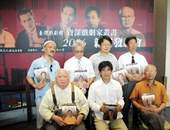 在新書發表會上，傳主姜龍昭(左)與黃美序(右)到場，分享致力於台灣戲劇的心路歷程。前中者為文建會主委邱坤良。