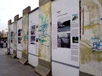 舊柏林圍牆被拆下來，有些被搬到柏林市中心的Potsdamer Platz被藝術家拿來做為藝術創作空間。