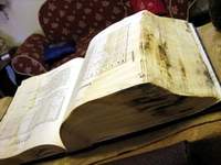 資源回收場中浸濕的書籍，潘景新就收回來陰乾。