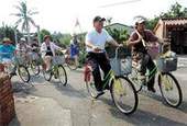 三角社區駐村藝術家盧銘世帶領大夥一起騎鐵馬「巡田水」