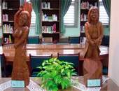 桌上的木雕擺設，散發出無盡的泰雅風情。(宜蘭縣南澳鄉立圖書館提供)