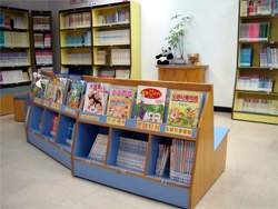 館方貼心地將兒童室書架擺低，小朋友讀得開心也方便。