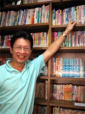 持北縣圖聯合借閲證不僅可以到書香商店內閱讀,還能享有消費折扣。(圖為若菲紅茶店老闆)