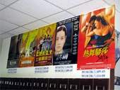 台中縣沙鹿鎮立深波圖書館配合讀書樂活動,規劃法國電影海報展。(台中縣沙鹿鎮立深波圖書館提供)