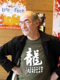 方思華‧偉更斯(Francois Weyergans)以印有「龍」的T恤與台灣讀者親切相見。