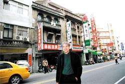 帕慕克去年曾來台訪問，並在台北大稻埕地區留影。