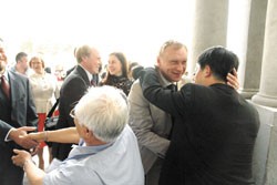 台俄文學界相見歡，熱情擁抱。
