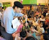 因為圖晝會說故事,所以除了引導小孩欣賞圖晝外,還能培養對圖晝表現的興趣。