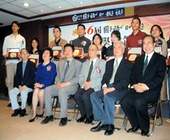 第6屆國語日報兒童文學牧笛奬的評審與得奬者合照