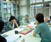 為鼓勵本土圖晝書創作人才,徵奬過程既謹慎又嚴格。圖為第6屆國語兒童文學牧笛奬評審過程(圖為國語日報社提供)