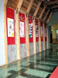 貼在進館必經的鐵路隧道旁的公告，能讓民眾對竹崎鄉有八、九成的了解。 
