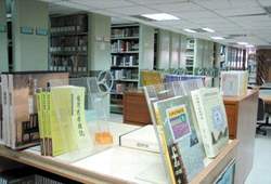 豐富的書籍與影音資料，可謂麻雀雖小五臟俱全。
