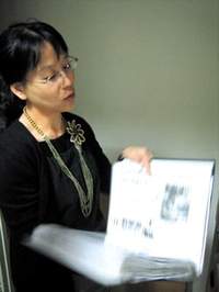 台灣史料中心秘書曾秋美正翻閱著蒐集齊全的二二八事件相關資料。