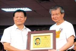 楊青矗的文學作品具有深厚的歷史意識與文化內涵，獲得今年第28屆鹽分地帶文藝營「台灣新文學貢獻奬」的殊榮。