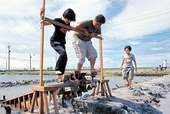 四草鹽田轉變成野生動物保護區，圖為仿製之「龍骨車」，用來將海水引入鹽田。